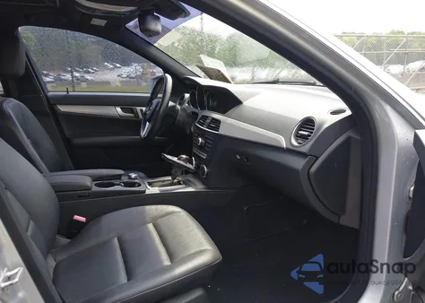 2014 Mercedes-Benz C 300 Luxury 4Matic/Sport 4Matic z USA, uszkodzony, nr VIN WDDGF8AB2ER310199